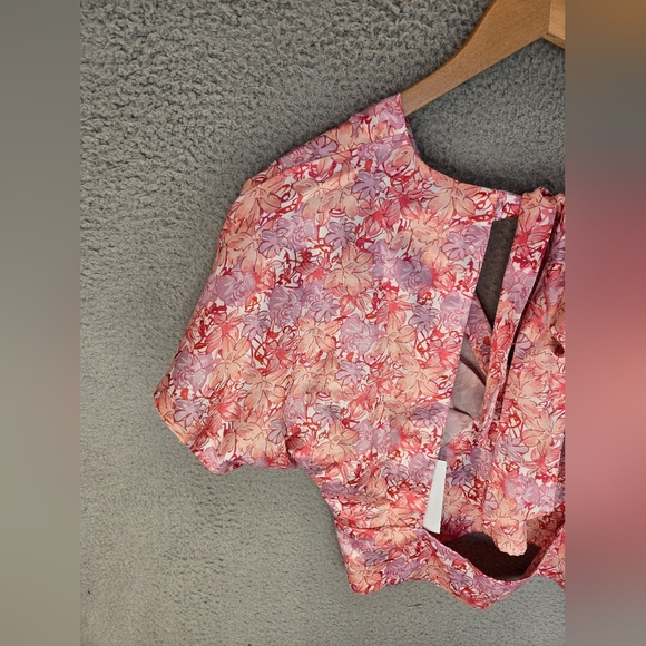 Astr The Label Womens Crop Top Sz M Tie Back Rich Satin All Over Pink Floral - Picture 7 of 10